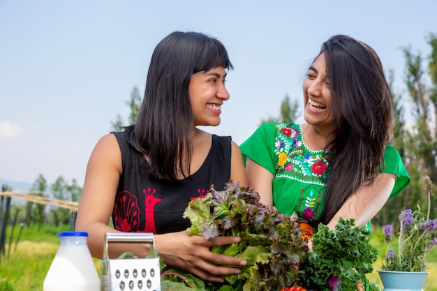 deux filles et panier de légumes frais