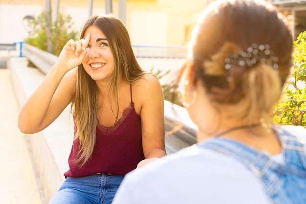 Deux filles parlant en langue des signes dans un espace public