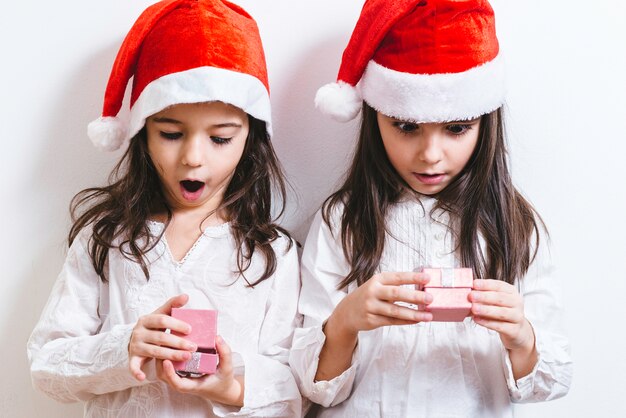 Deux filles posant pour les vacances de Noël et du nouvel an