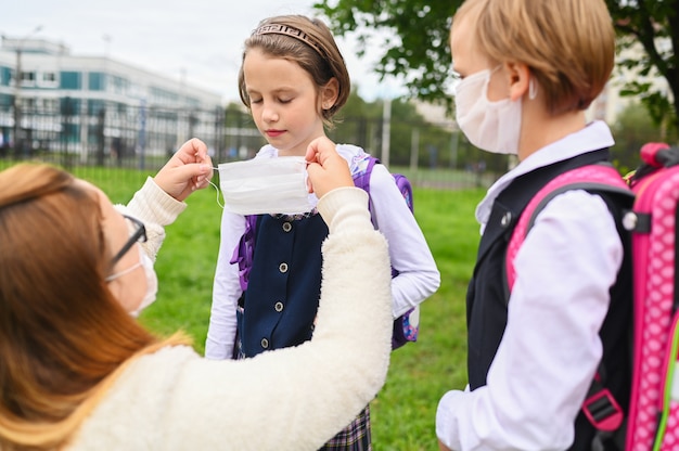 Deux filles le premier jour d'école avec des masques de protection