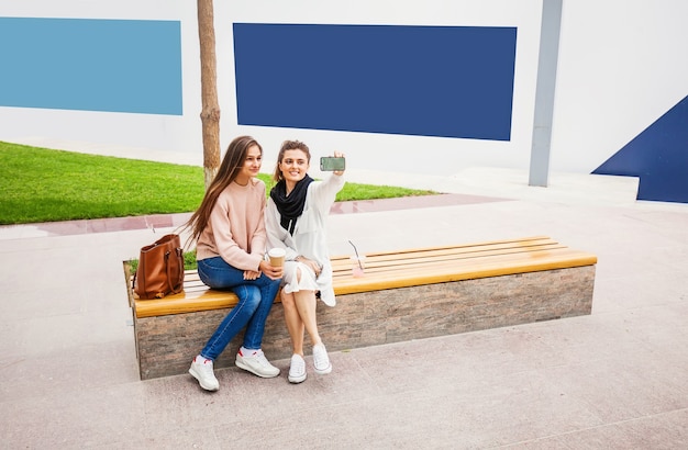 Deux filles prenant selfie dans un parc