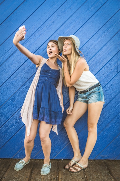 Deux filles prenant selfie