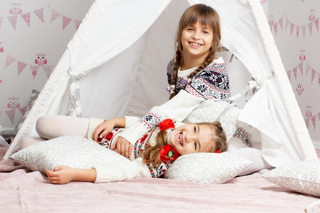 Deux filles qui rient s'amusent et jouent