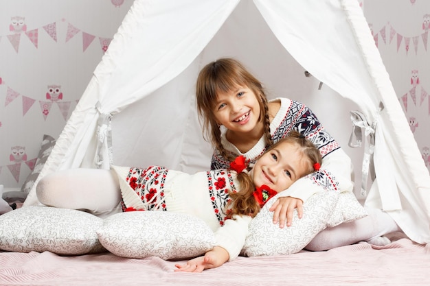 Deux filles qui rient s'amusent et jouent