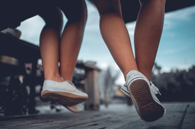 Photo deux filles s'assoient dans les jours solitaires. et l'amour de deux personnes.