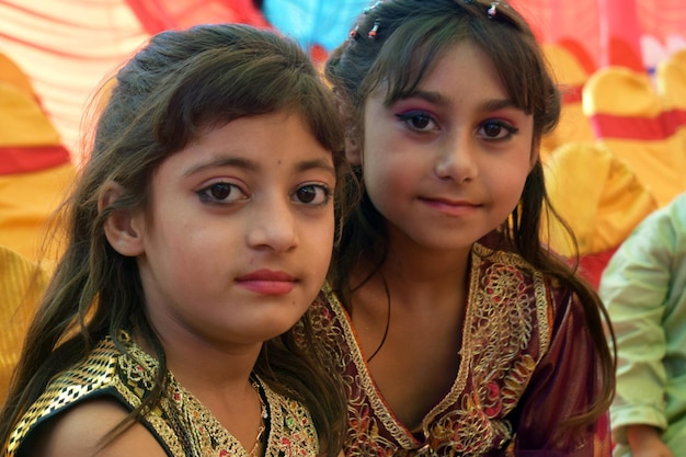 Deux filles s'assoient ensemble devant la caméra