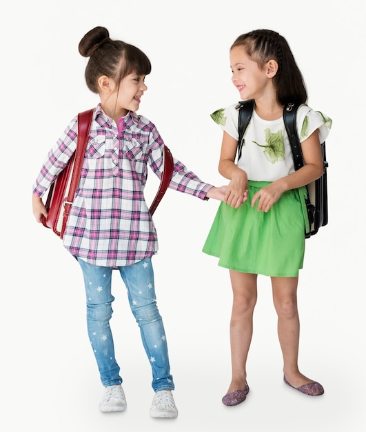 Deux filles avec un sac à dos