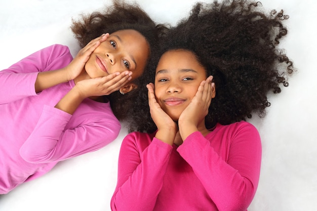 Deux filles se couchent côte à côte