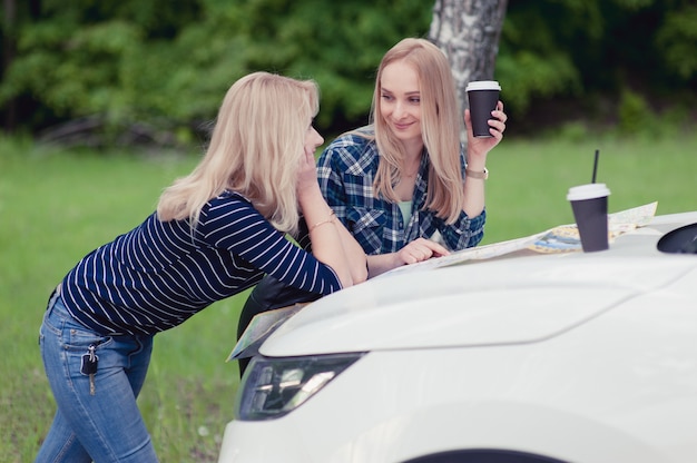 Deux filles se sont arrêtées sur la route pour obtenir des directions et boire du café