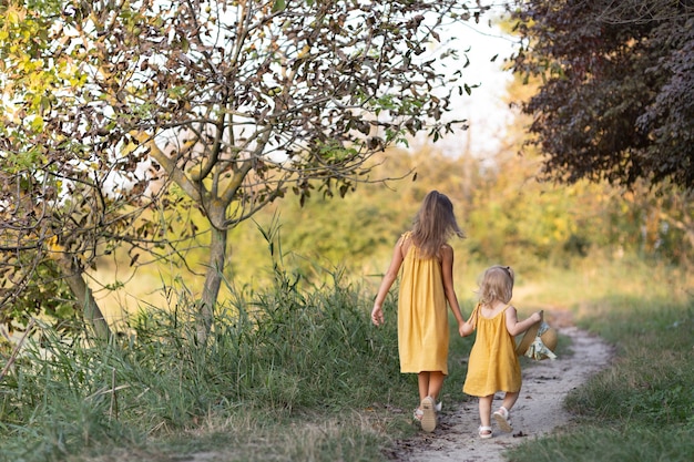 Deux filles, sept ans et un âge, à l'extérieur