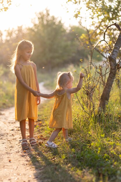 Deux filles, sept ans et un âge, à l'extérieur