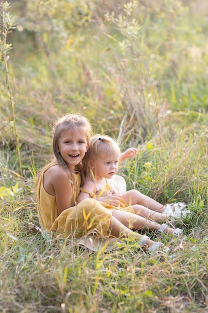 Deux filles, sept ans et un âge, à l'extérieur