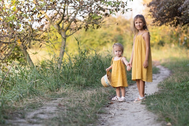 Deux filles, sept ans et un âge, à l'extérieur