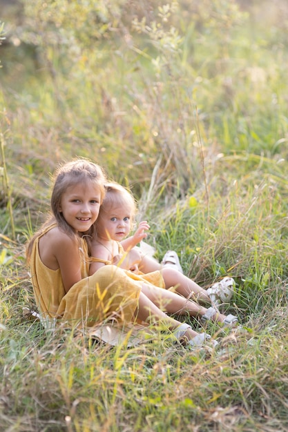 Deux filles, sept ans et un âge, à l'extérieur