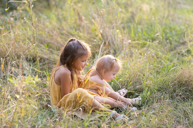 Deux filles, sept ans et un âge, à l'extérieur