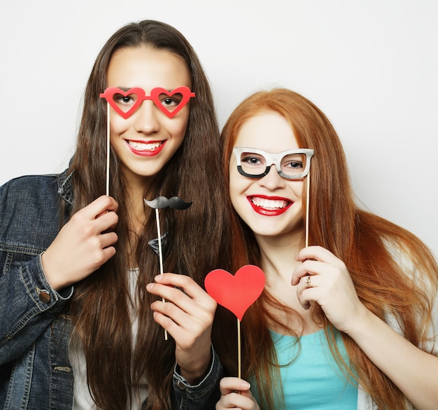 Deux filles sexy hipster élégantes meilleurs amis prêts pour la fête