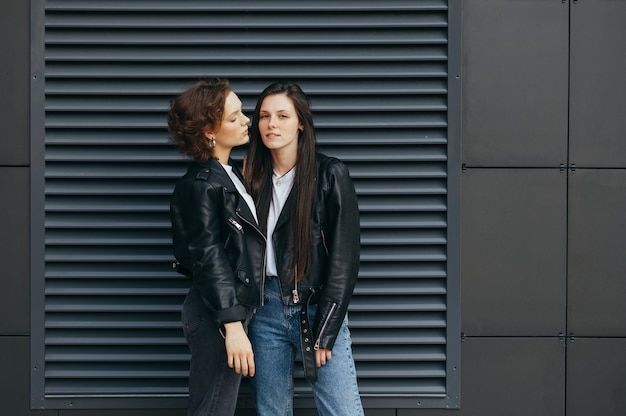 Deux filles sexy en vestes en cuir