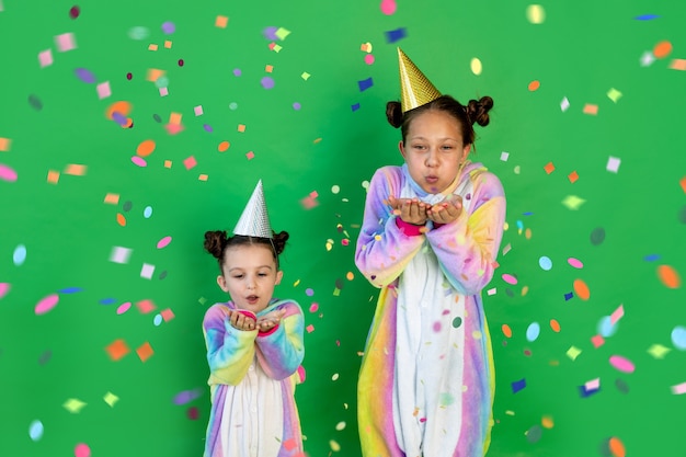 deux filles sœurs avec des confettis