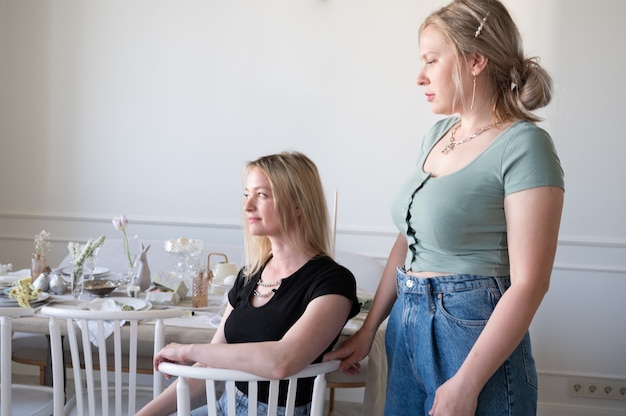 Deux filles à table.