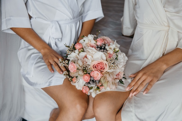 deux filles tenant un beau bouquet