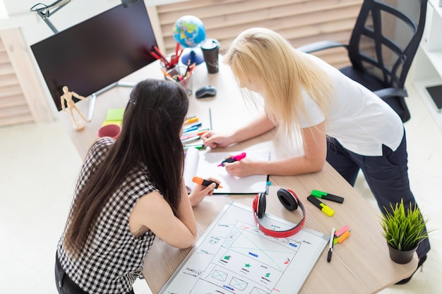 Deux filles travaillent au bureau.