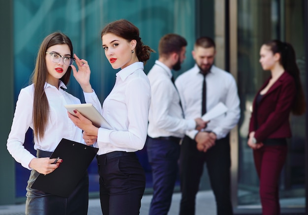 Deux filles en vêtements de style bureau sur fond de construction