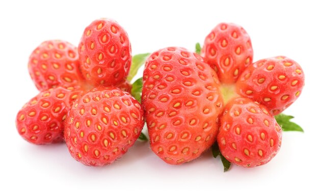 Deux fraises rouges isolés sur blanc