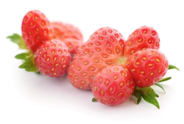 Deux fraises rouges isolés sur blanc