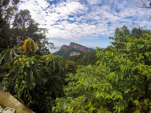 Deux frère de colline vu d'un point de vue dans la vue chinoise à Rio de Janeiro au Brésil.