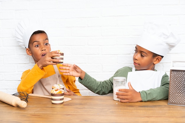 Deux frères afro-américains déguisés en chef