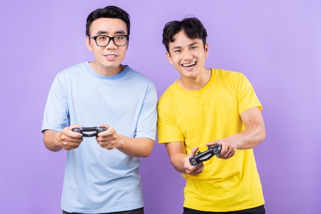 Deux frères asiatiques jouant à des jeux ensemble