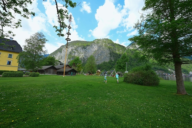 Deux frères courir et s'amuser à Hallstatt Autriche