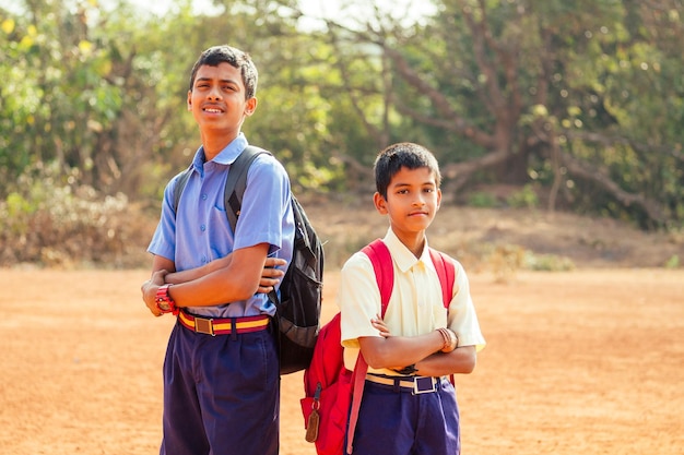 Deux frères indiens vont à l'école à Goa en plein air