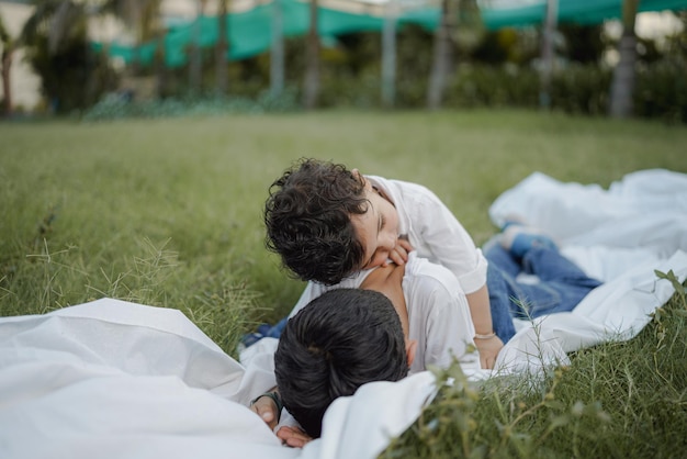 Deux frères se battent dans un champ d'herbe verte...