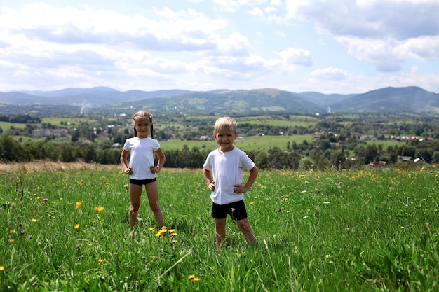 Deux frères et sœurs mignons faisant leurs exercices du matin