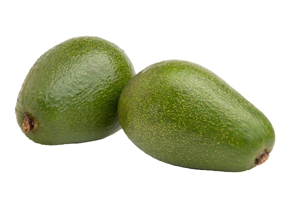 Deux fruits mûrs d'avocat sur un fond blanc