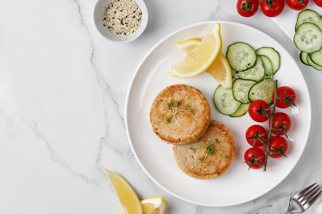 Deux galettes de côtelettes aux tomates concombres cerises Idée de dîner de nourriture saine Keto Diet Vue de dessus