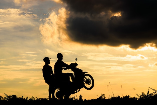Deux garçons à moto