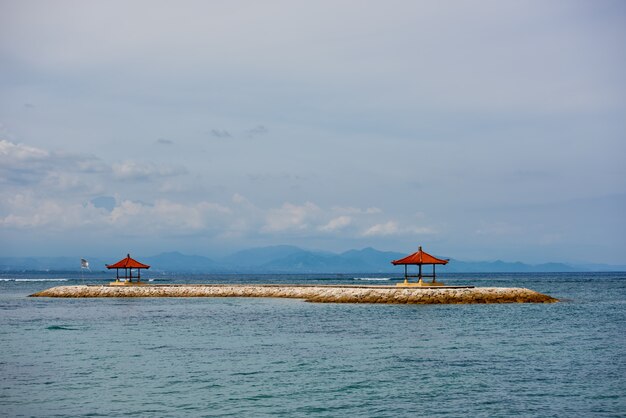 Deux gazeboes sur une île artificielle en vrac