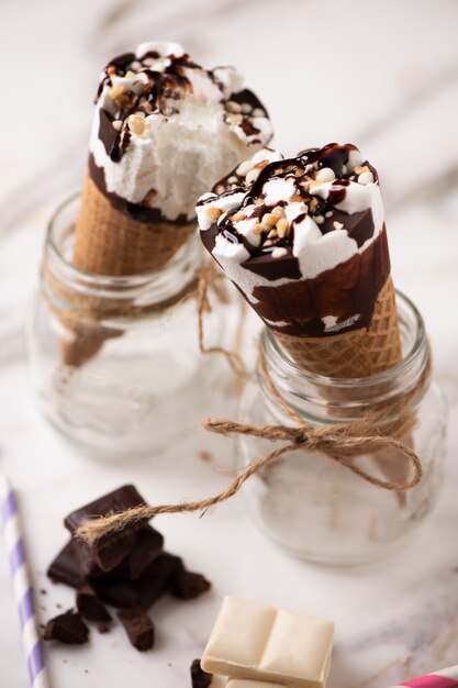 Deux glaces au cornet. Glace vanille sur gaufre sur fond blanc