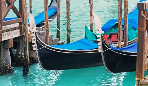 Deux gondoles dans le Grand Canal de Venise