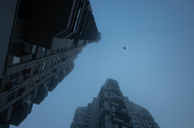 Deux grands immeubles résidentiels immergés dans un ciel brumeux Stylistique Cyberpunk