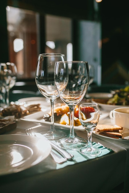 Deux grands verres et un petit verre se tiennent ensemble sur la table