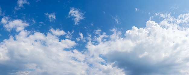 Deux gros nuages blancs dans le ciel bleu en plein soleil