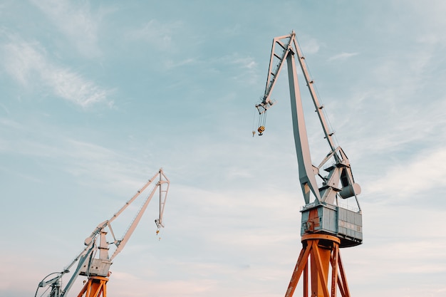 Photo deux grues massives avec ciel bleu