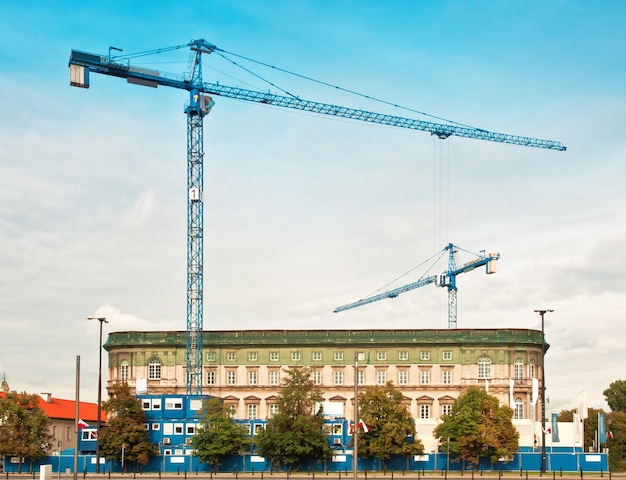 Deux grues de travail bilding sur chantier