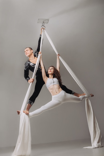 Deux gymnastes aériens effectuant des acrobaties sur soie