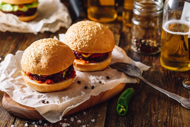 Deux hamburgers et bouteilles de bière