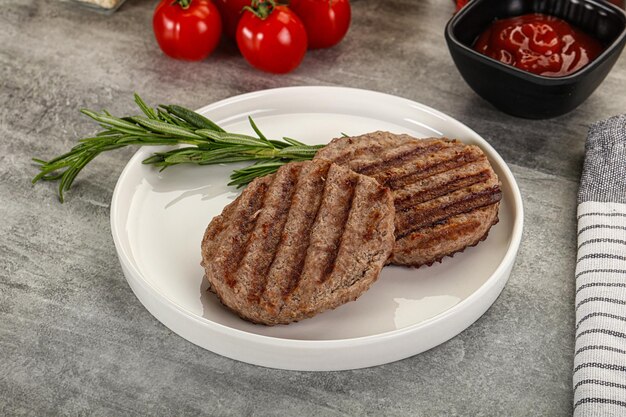Photo deux hamburgers grillés au bœuf