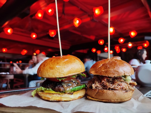 Deux hamburgers avec de la viande de boeuf et de poulet sur une table de restauration rapide